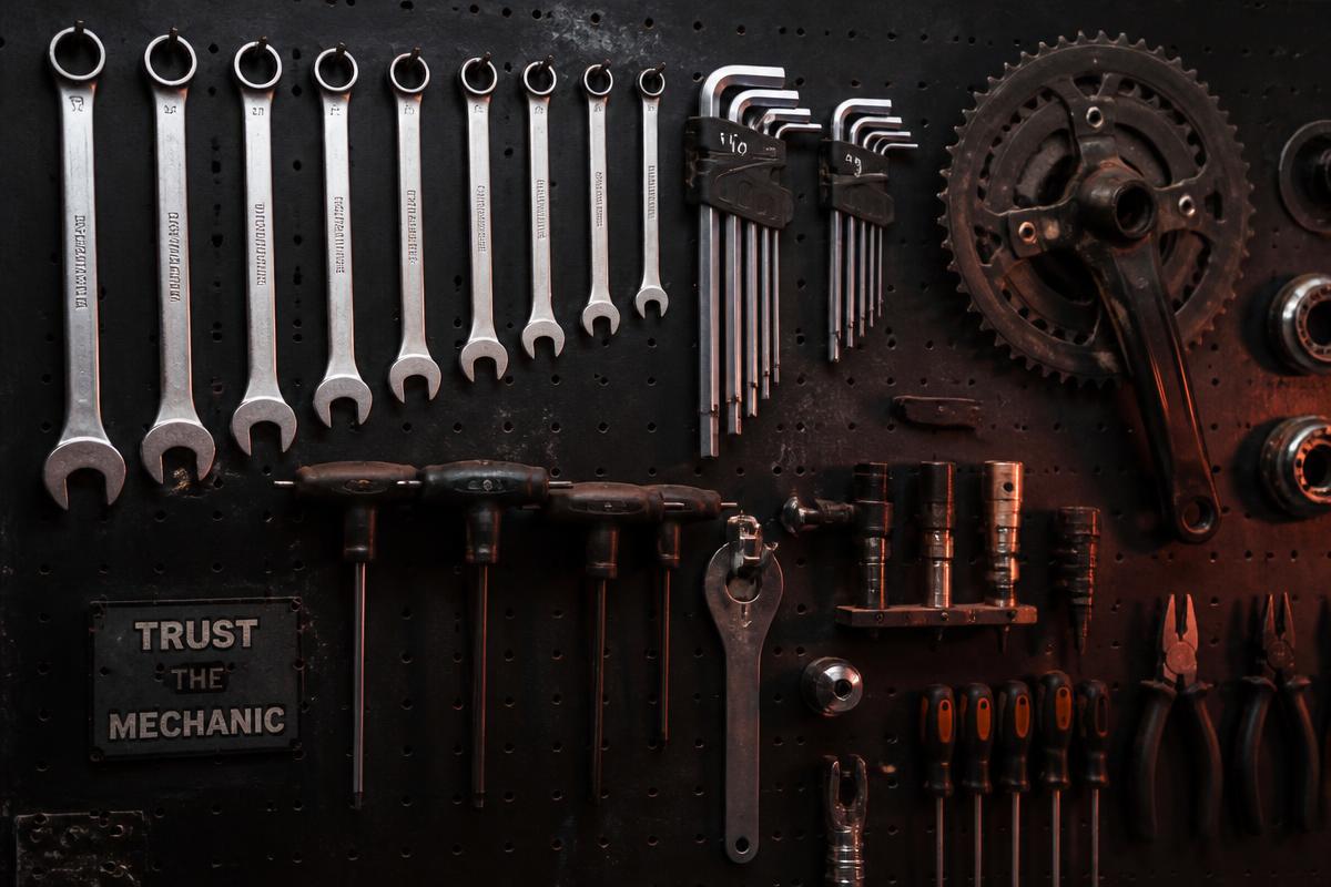 Panneau d'outils et pièces vélo dans l'atelier KD BIKE
